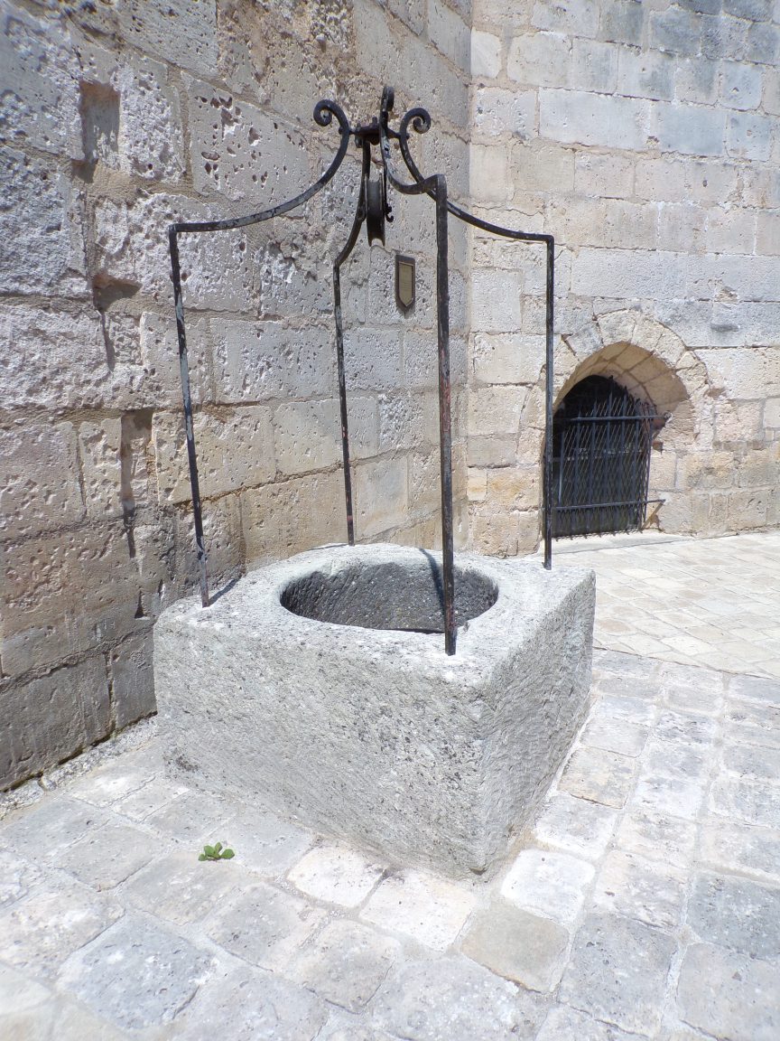 Jarnac - Le puits derrière l'église (23 mai 2018)