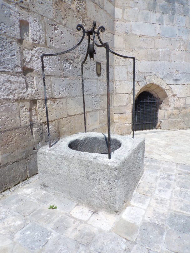 Jarnac - Le puits derrière l'église (23 mai 2018)