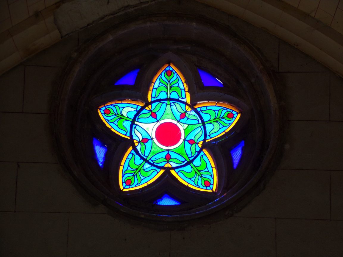 Mainxe - L'église Saint-Maurice - Un vitrail (7 mai 2018)