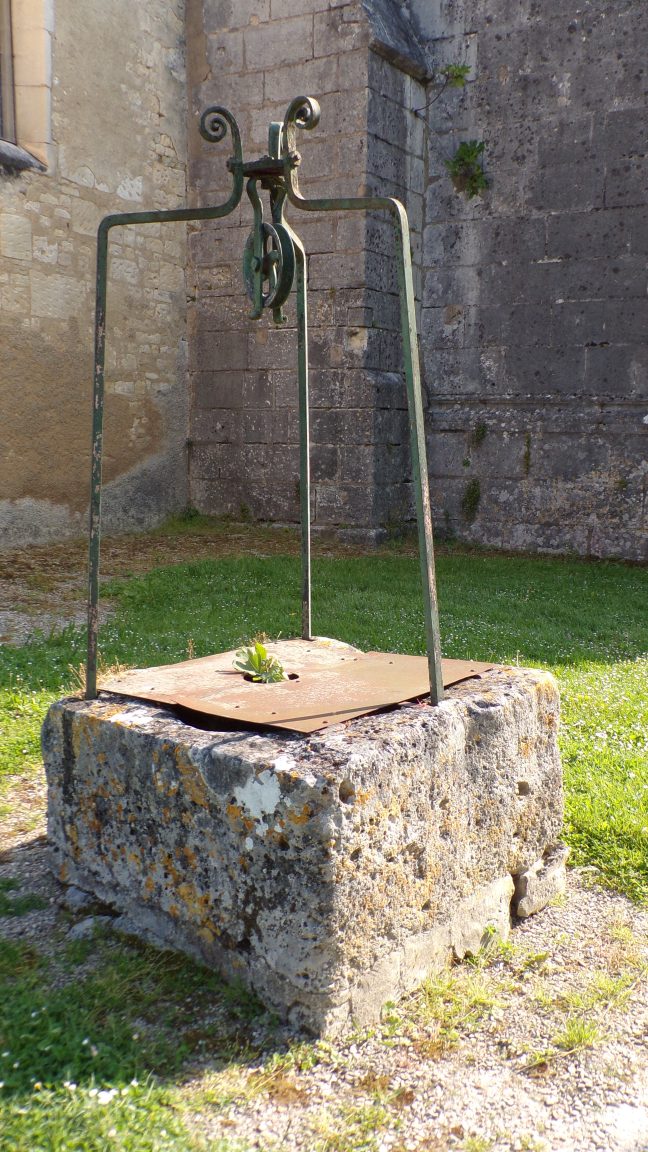 Mainxe - Le puits à côté de l'église (5 mai 2018)