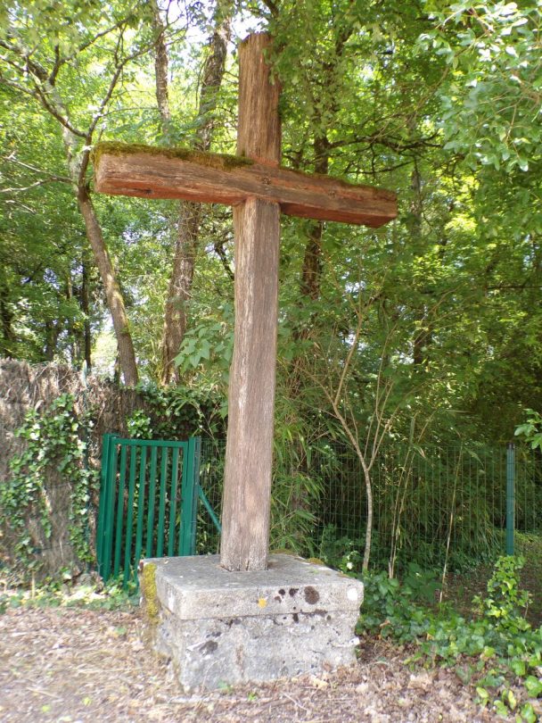 Saint-Brice - La croix à côté du château d'Uffaut (16 mai 2018)