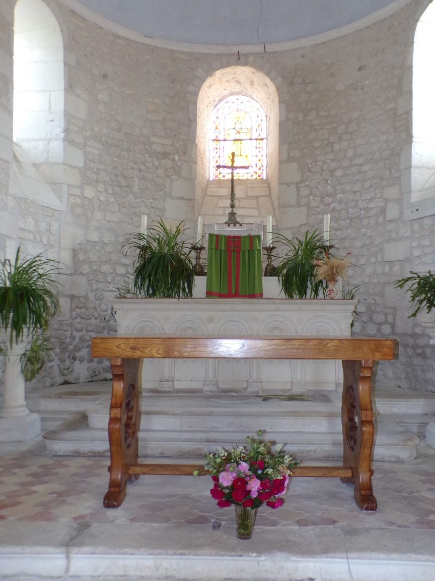 Dompierre-sur Charente - L'église Saint-Blaise - L'autel (8 juin 2018)