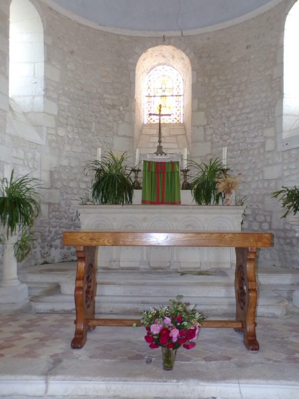 Dompierre-sur Charente - L'église Saint-Blaise - L'autel (8 juin 2018)