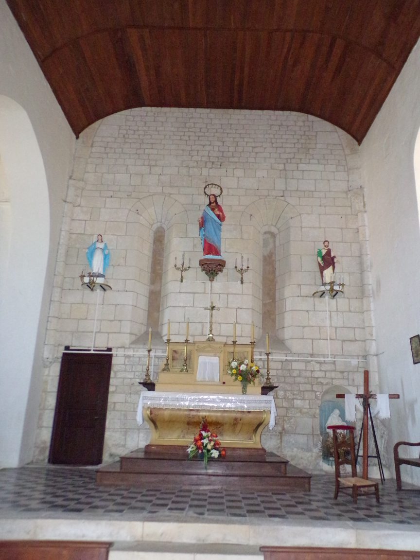 Montils - L'église Saint-Sulpice - L'autel (25 juin 2018)