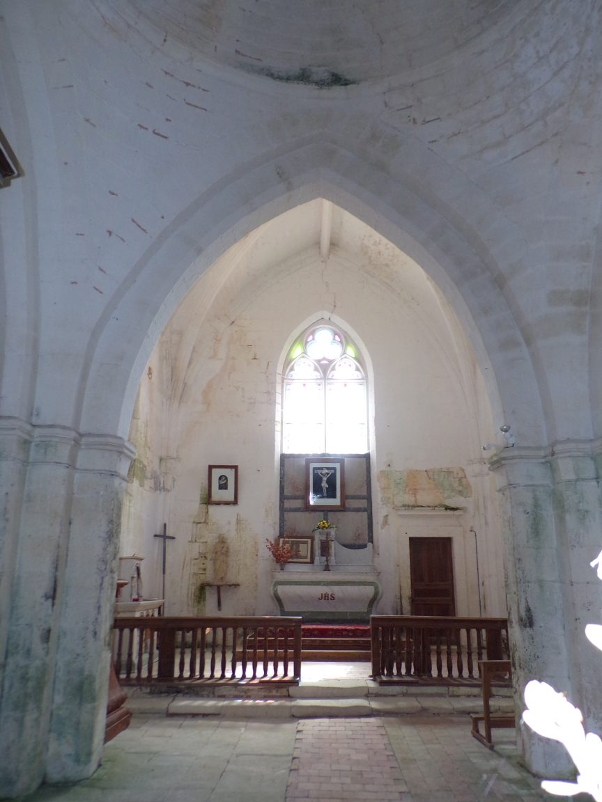 Saint-Preuil - L'église Saint-Projet - L'autel (20 juin 2018)