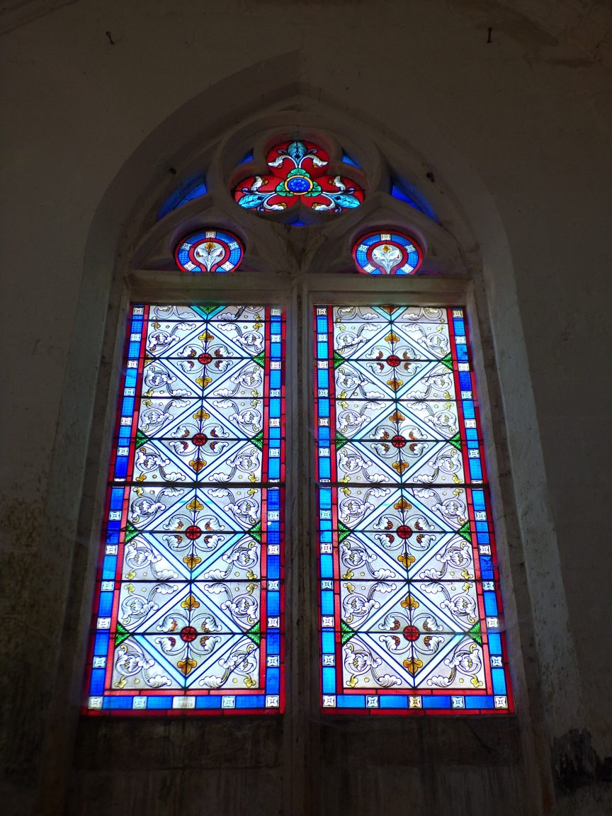Saint-Preuil - L'église Saint-Projet - Un vitrail (20 juin 2018)