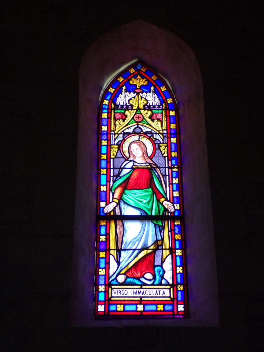 Coulonges - L'église Saint-Saturnin - Le vitrail 'Virgo Immaculata' (8 juillet 2018)