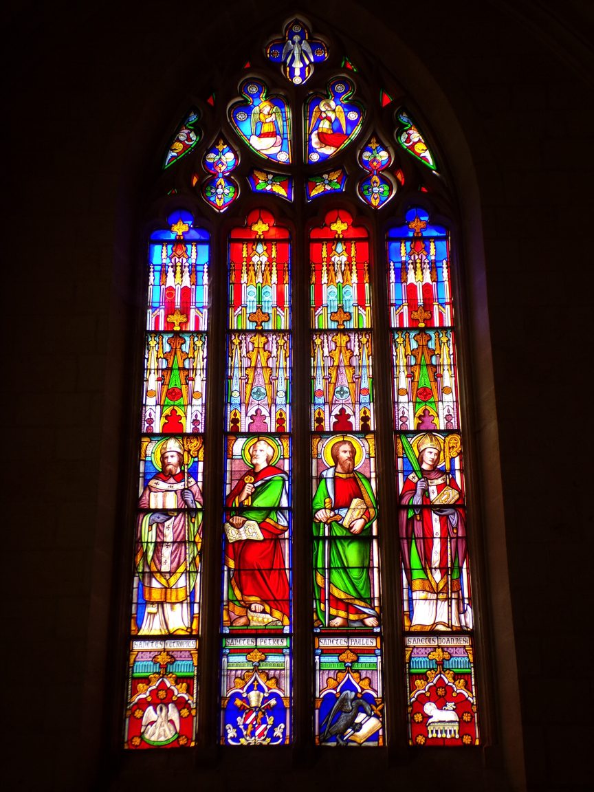 Segonzac - L'église Saint-Pierre - Le vitrail 'St Eutrope - St Pierre - St Paul - St Jean' (11 juillet 2018)