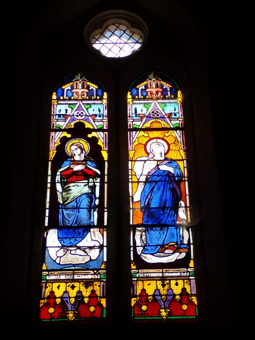 Mareuil - L'église Notre-Dame - Le vitrail 'Marie et Vierge Macula' (21 août 2018)