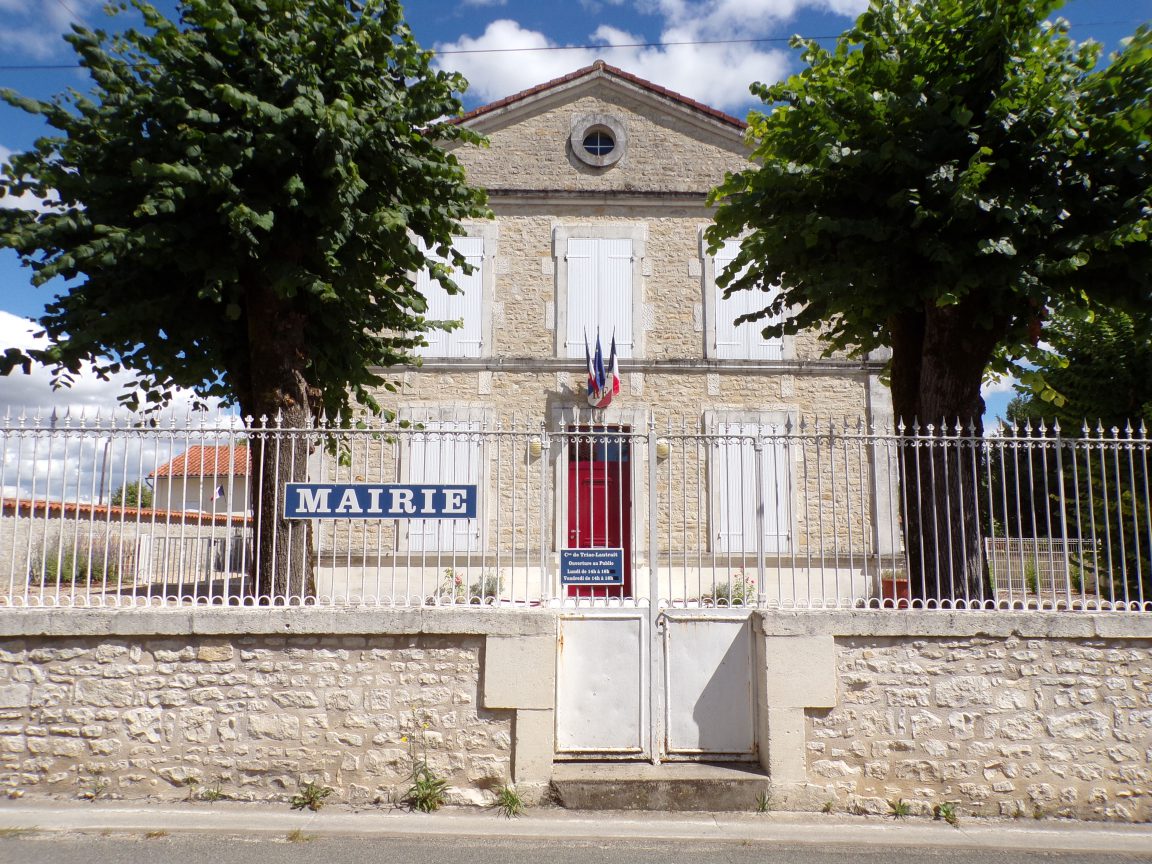 Triac-Lautrait - La mairie (9 août 2018)