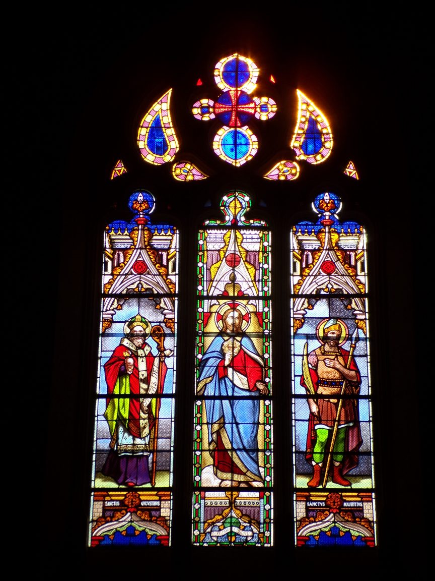 Chassors – L’église Saint-Romain – Le vitrail ‘Sanctus Augustinus, Sacré-Coeur de Jésus, Charlemagne à Toulouse’ (15 septembre 2018)