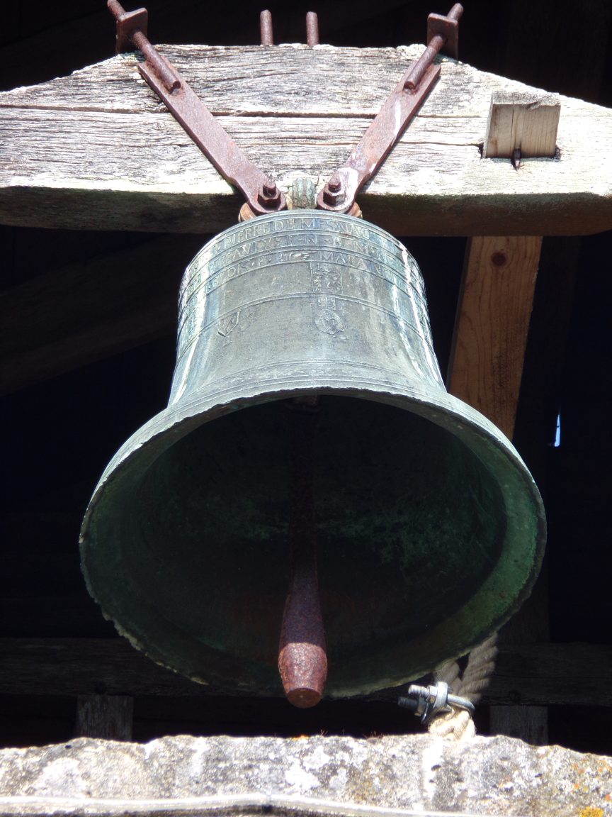 Mesnac - L'église Saint-Pierre - La cloche (29 juin 2019)