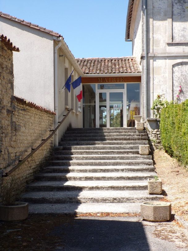 Salles-d'Angles - La mairie (16 juillet 2019)