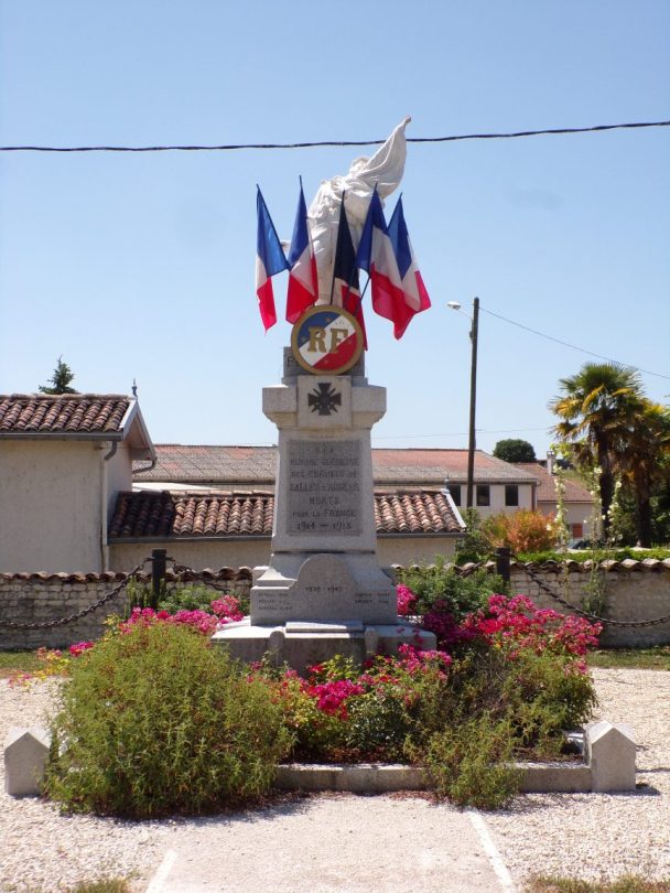 Salles-d'Angles - Le monument aux morts (16 juillet 2019)