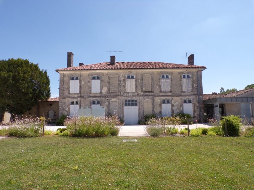 Salles-d'Angles - Le presbytère (16 juillet 2019)