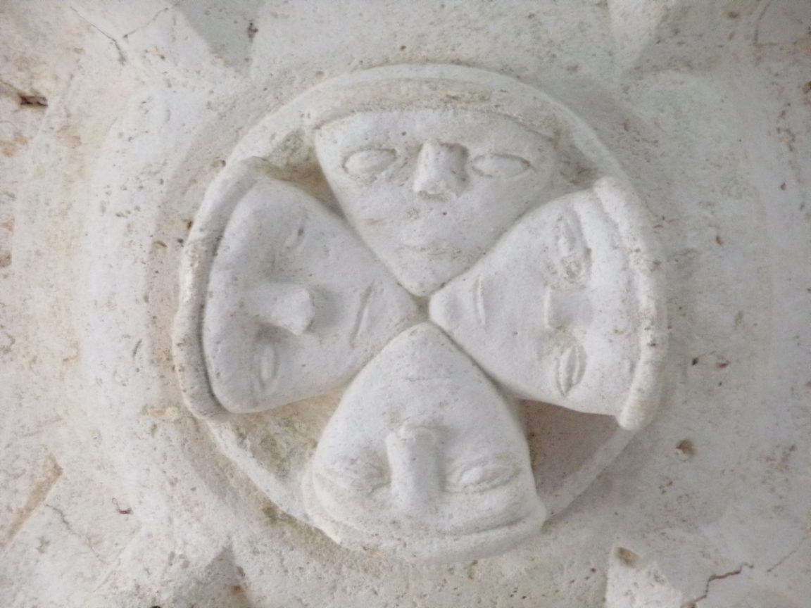 Ambleville - L'église Saint-Pierre - Clé orné de masques (21 septembre 2019)