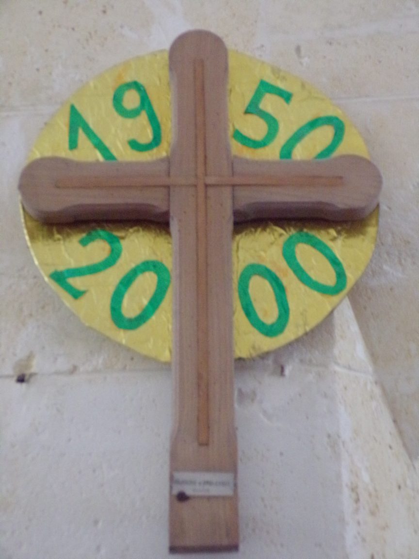 Ambleville - L'église Saint-Pierre - Croix bénie à la basilique Saint-Pierre de Rome (21 septembre 2019)