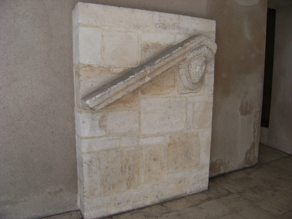 Fronton de porte (se trouve au couvent des récollets) (23 mars 2015)