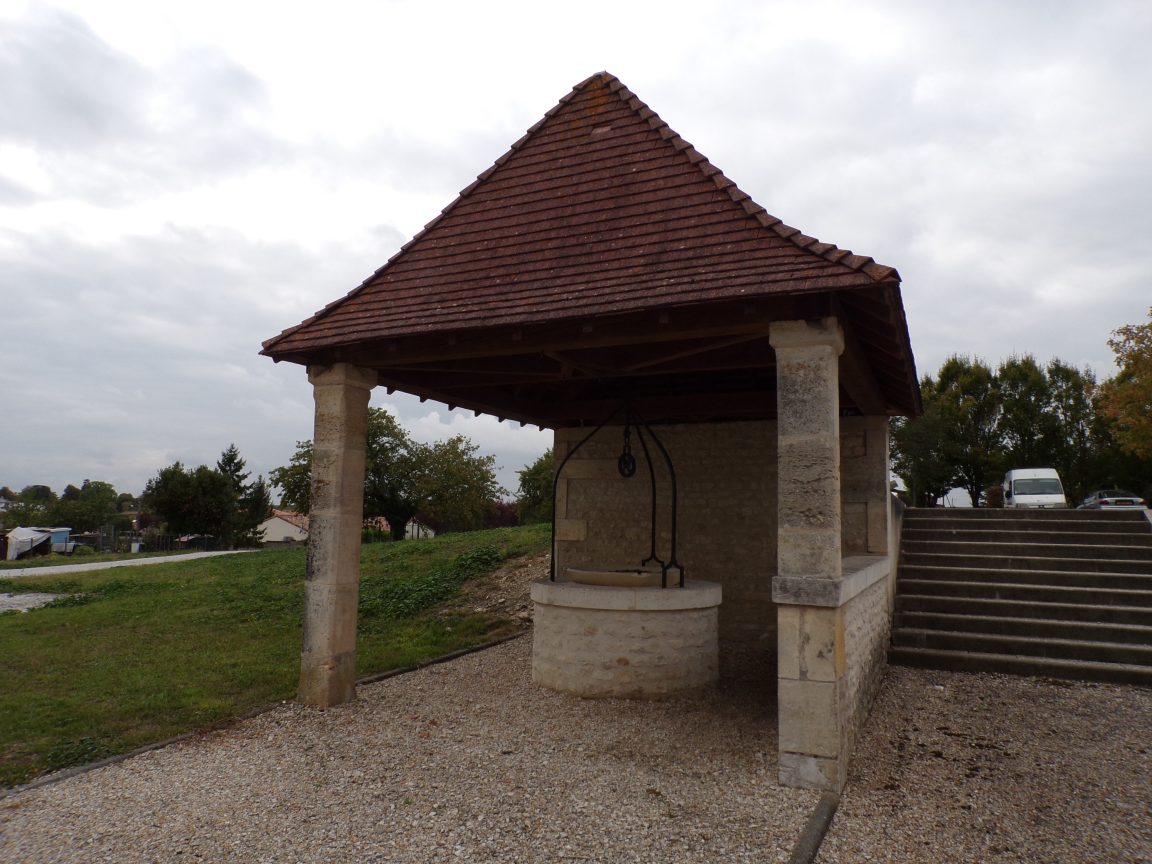 Juillac-le-Coq - Le puits couvert (18 septembre 2016)