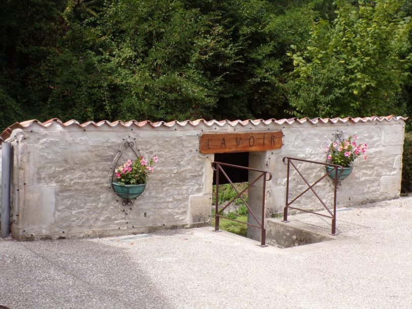Mesnac - Le lavoir flottant du bourg (4 septembre 2016)
