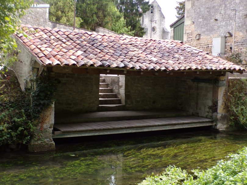 Mesnac - Le lavoir flottant du bourg (4 septembre 2016)