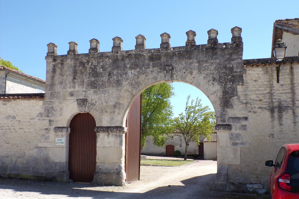 Gimeux - Le logis 'La Grave' - Le porche (22 avril 2017)