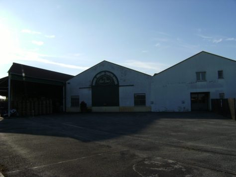 Verrerie de Bretagne, puis verreries de Vertou, puis veuve Marcel Barrière, puis Alfred Victor fils, puis BSN, actuellement Chais Rémy Martin (72, rue des Rentes). (27 septembre 2015)