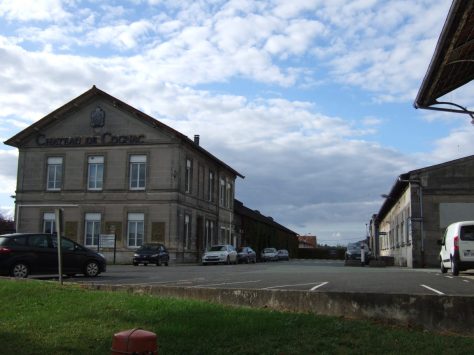 Verrerie Claude Boucher, puis Société des verreries de Cognac et de Carmaux, puis Saint-Gobain emballage, actuellement Cognac Otard et Ets Jouinot (8 octobre 2015).