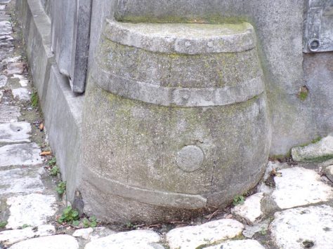 Tonneau (en face de l’hôtel)