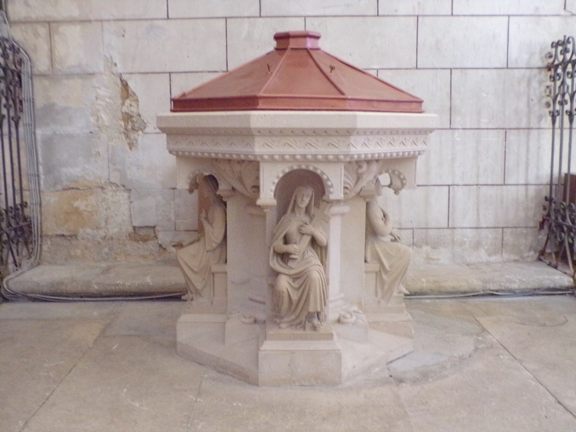 Bassac - Abbaye Saint-Etienne - Fonts baptismaux (18 août 2016)