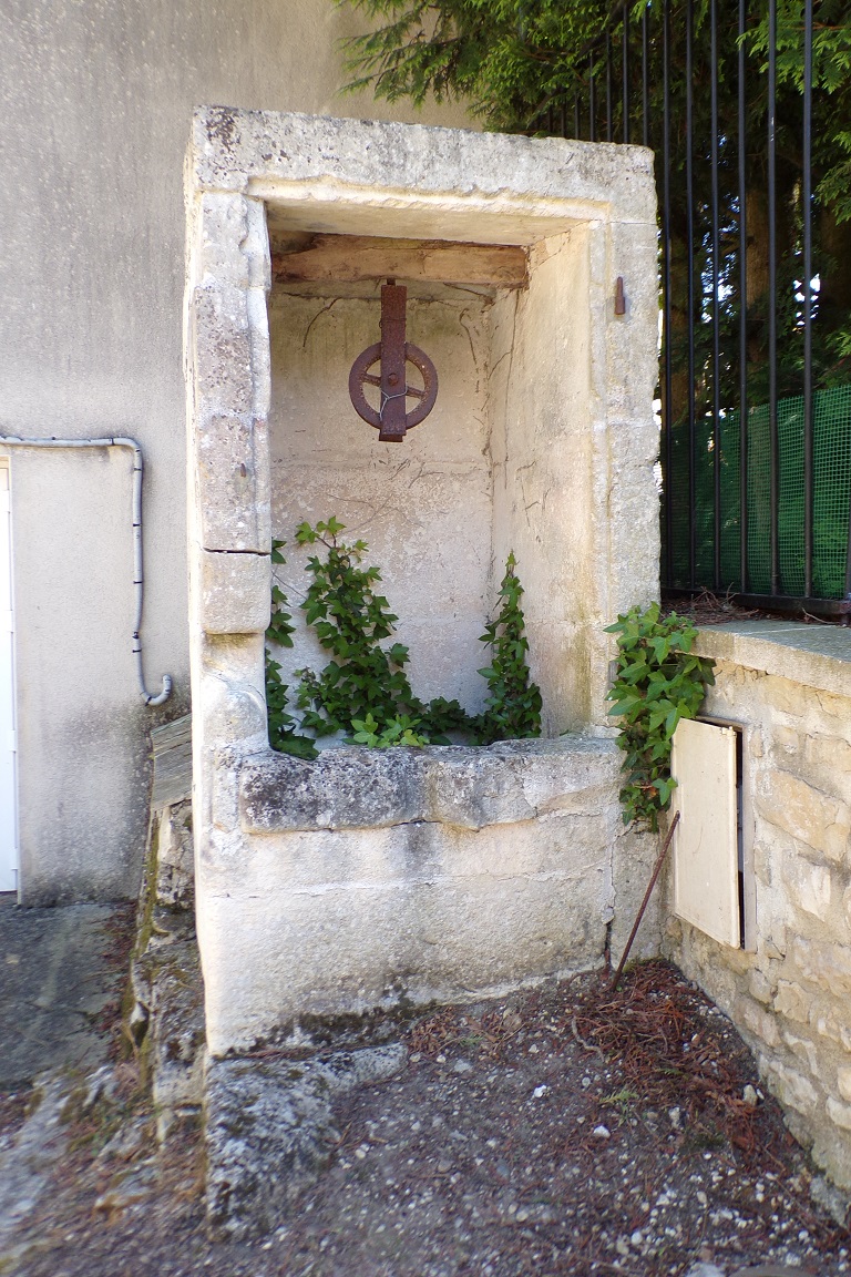 Bourg-Charente - Le puits à côté de la salle des fêtes (24 avril 2017)
