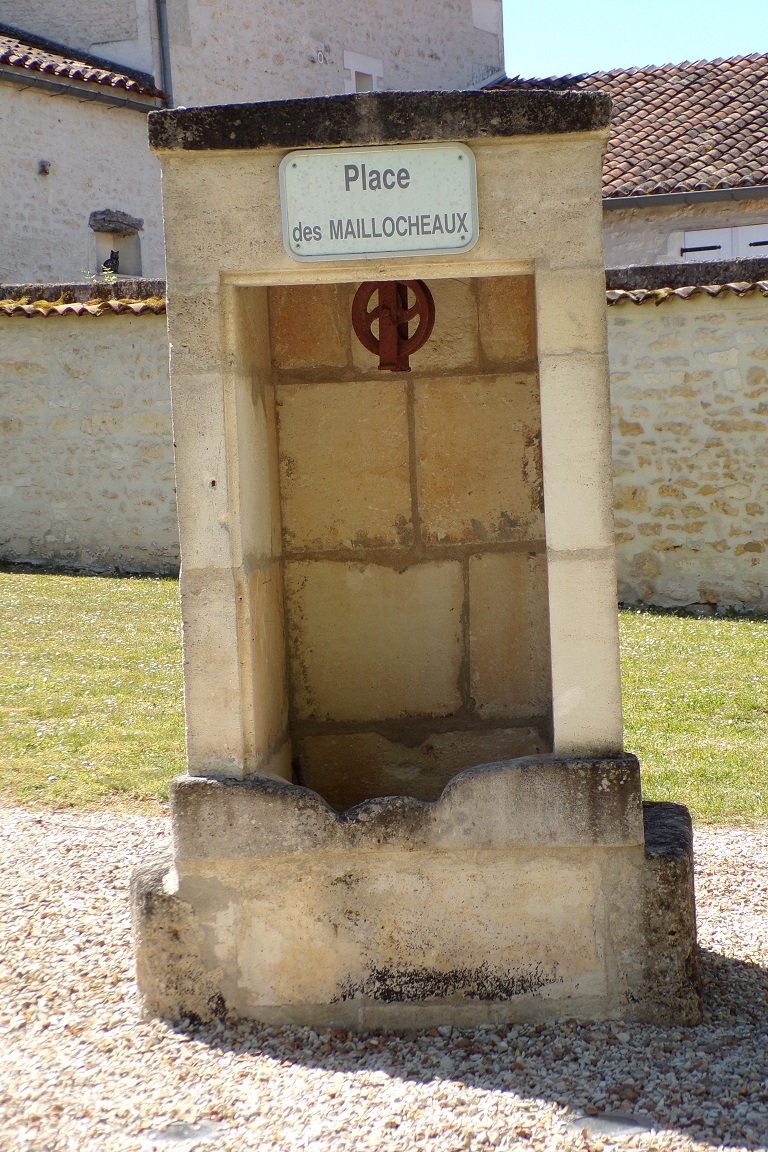 Bourg-Charente - Le puits derrière la Mairie (24 avril 2017)