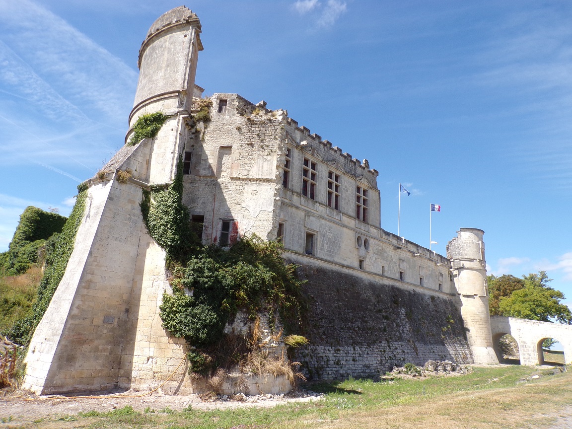 Bouteville - Le château de Bouteville (18 août 2016)