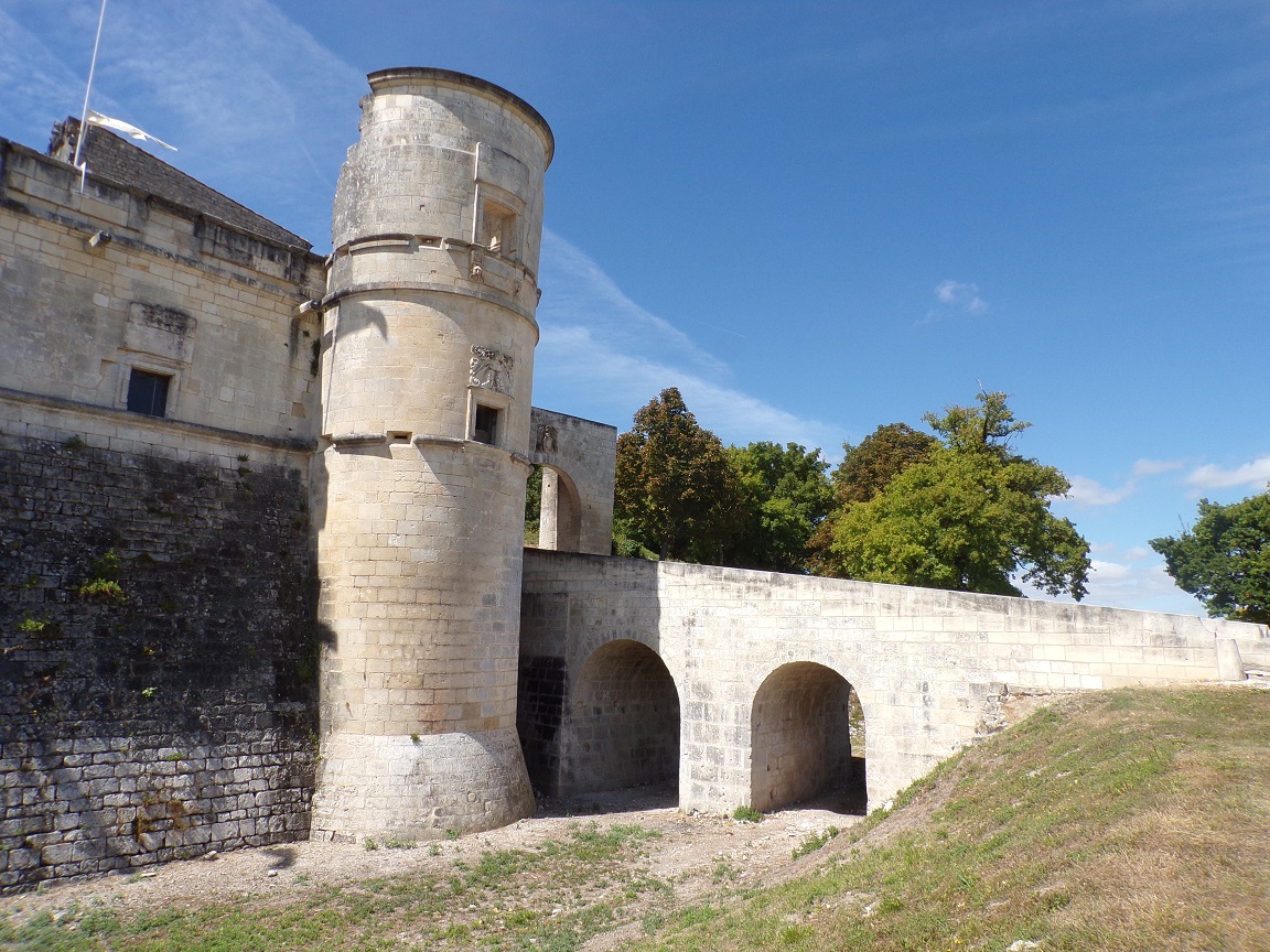 Bouteville - Le château de Bouteville (18 août 2016)