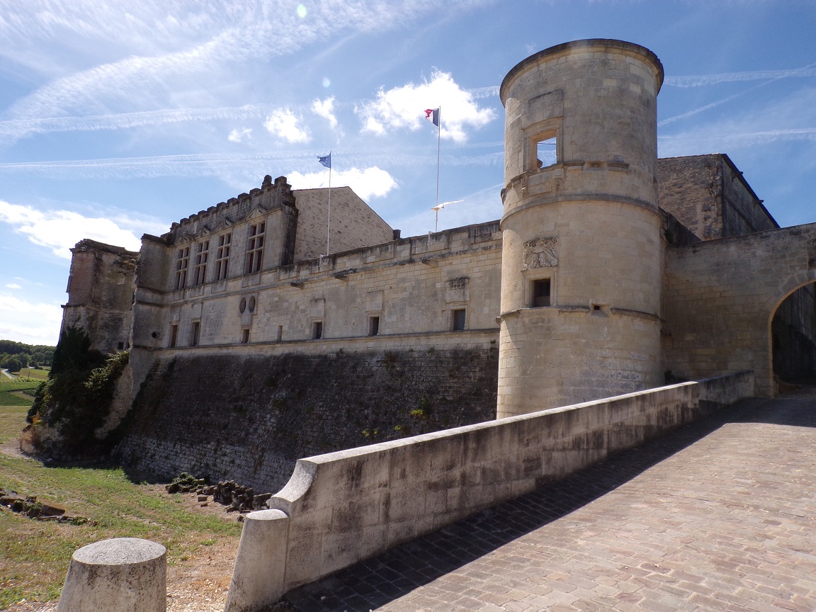 Bouteville - Le château de Bouteville (18 août 2016)