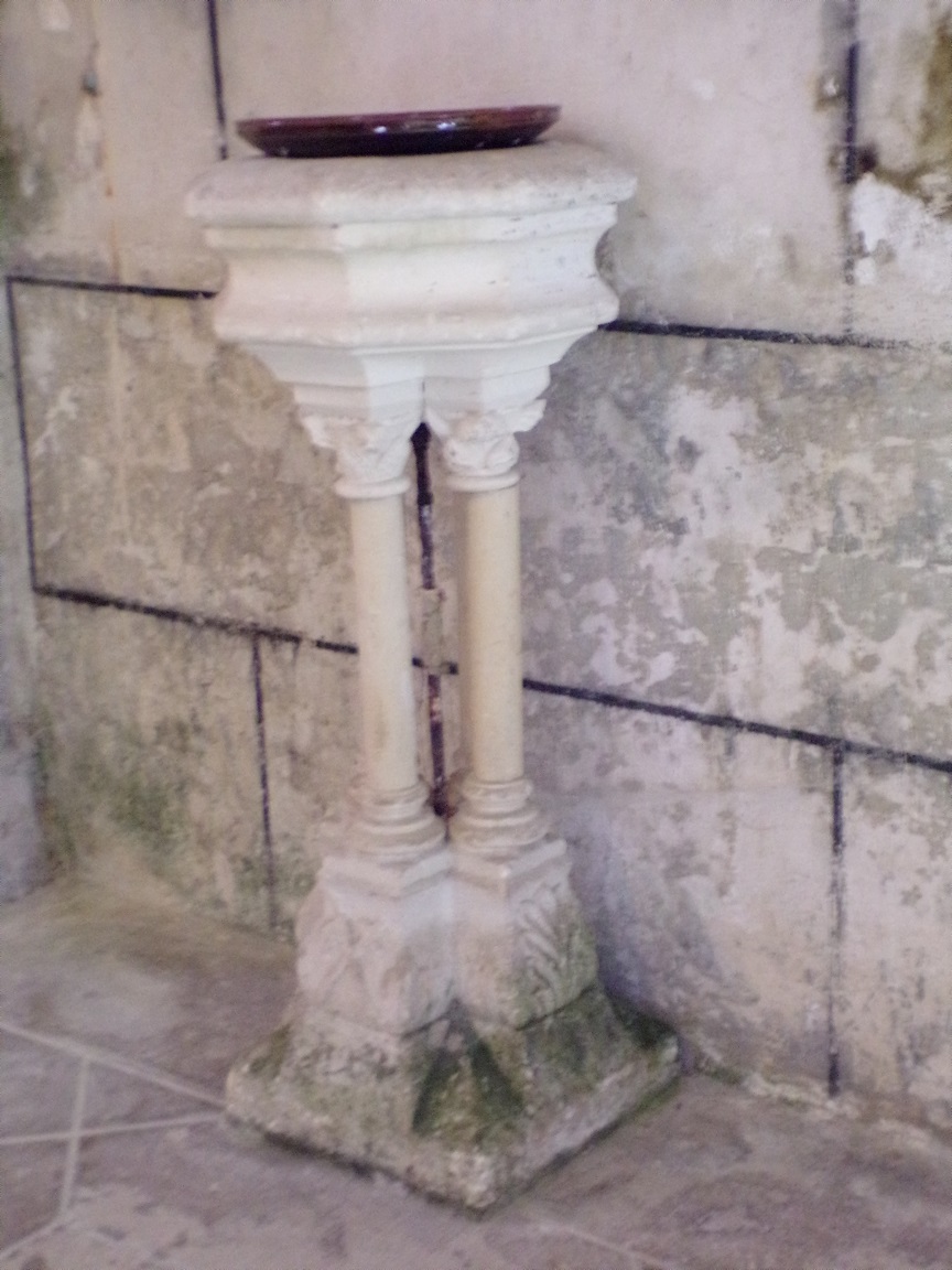 Genté - L'église Saint-Médard - Le bénitier (18 septembre 2016)