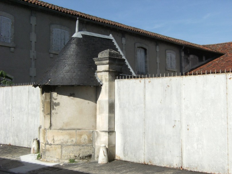 Chai de réserve Denis Henry Mounié, actuellement Rémy Martin - 8 rue de Constantine (20 août 2015)