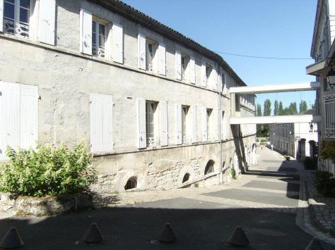 Distillerie, Chai (Distillerie d’Eau de Vie de Cognac) dite Maison de Commerce Renault et Cie, actuellement Jas. Hennessy et Cie (21 août 2015)