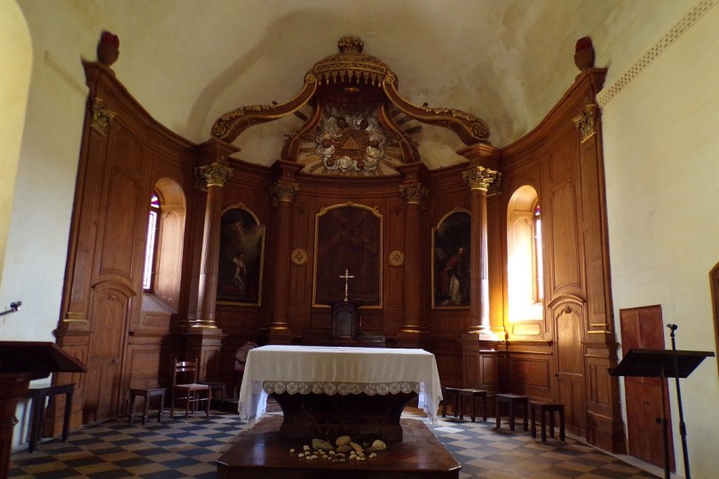 Cherves-Richemont - L'église Saint-Vivien - L'autel (3 avril 2017)