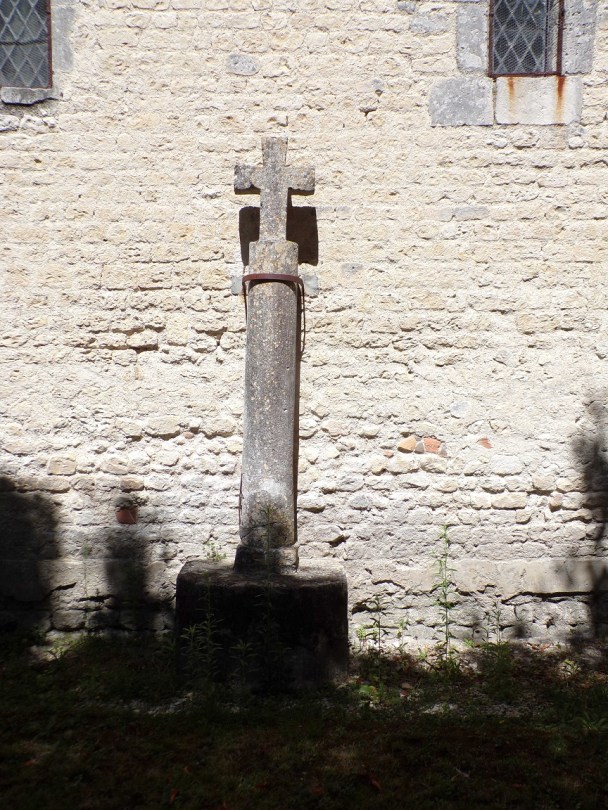 Saint-Fort sur le Né - L'église Saint-Fortunat - La croix (22 août 2016)