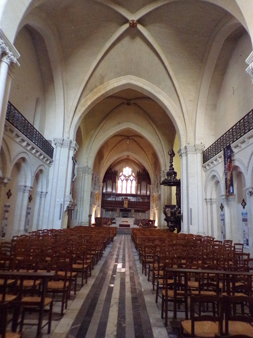 rue Aristide Briand - L'église Saint-Léger - Vue de l'entrée (13 août 2016)