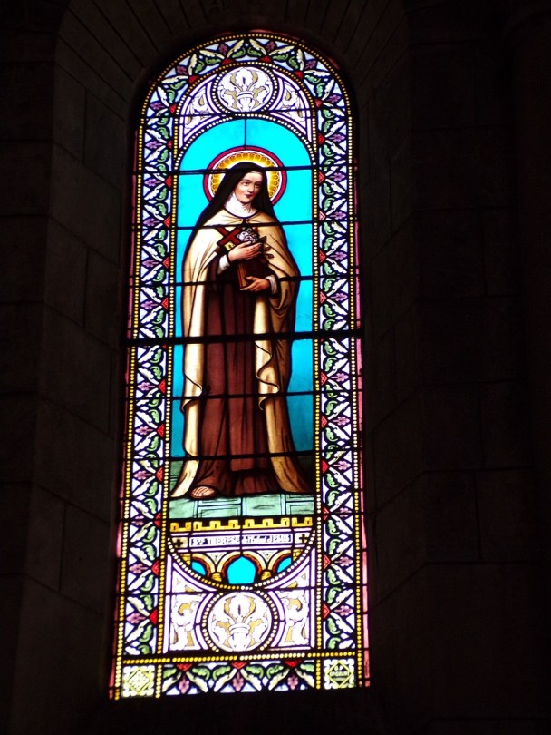 Jarnac - L'église Saint-Pierre - Le vitrail 'Ste Thérèse de l'enfant Jésus' (21 septembre 2016)