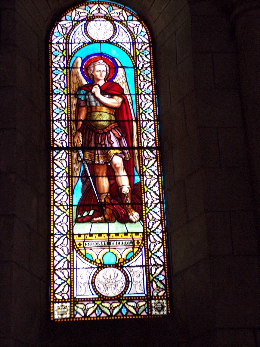 Jarnac - L'église Saint-Pierre - Le vitrail 'St Michel' (21 septembre 2016)