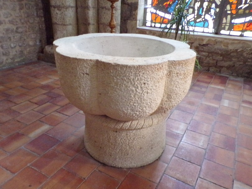 Jarnac - L'église Saint-Pierre - Fonts baptismaux (21 septembre 2016)