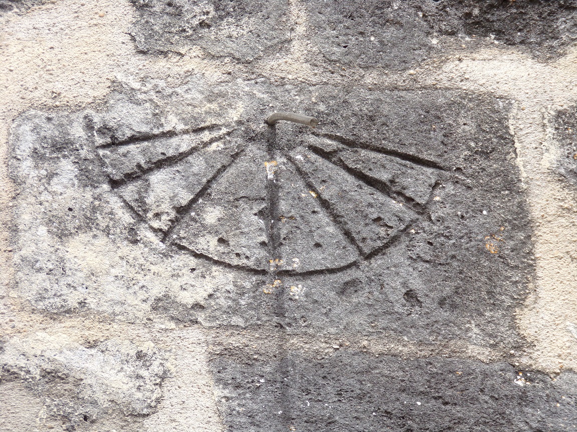 Mesnac - Le cadran solaire sur l'église Saint-Pierre (4 septembre 2016)