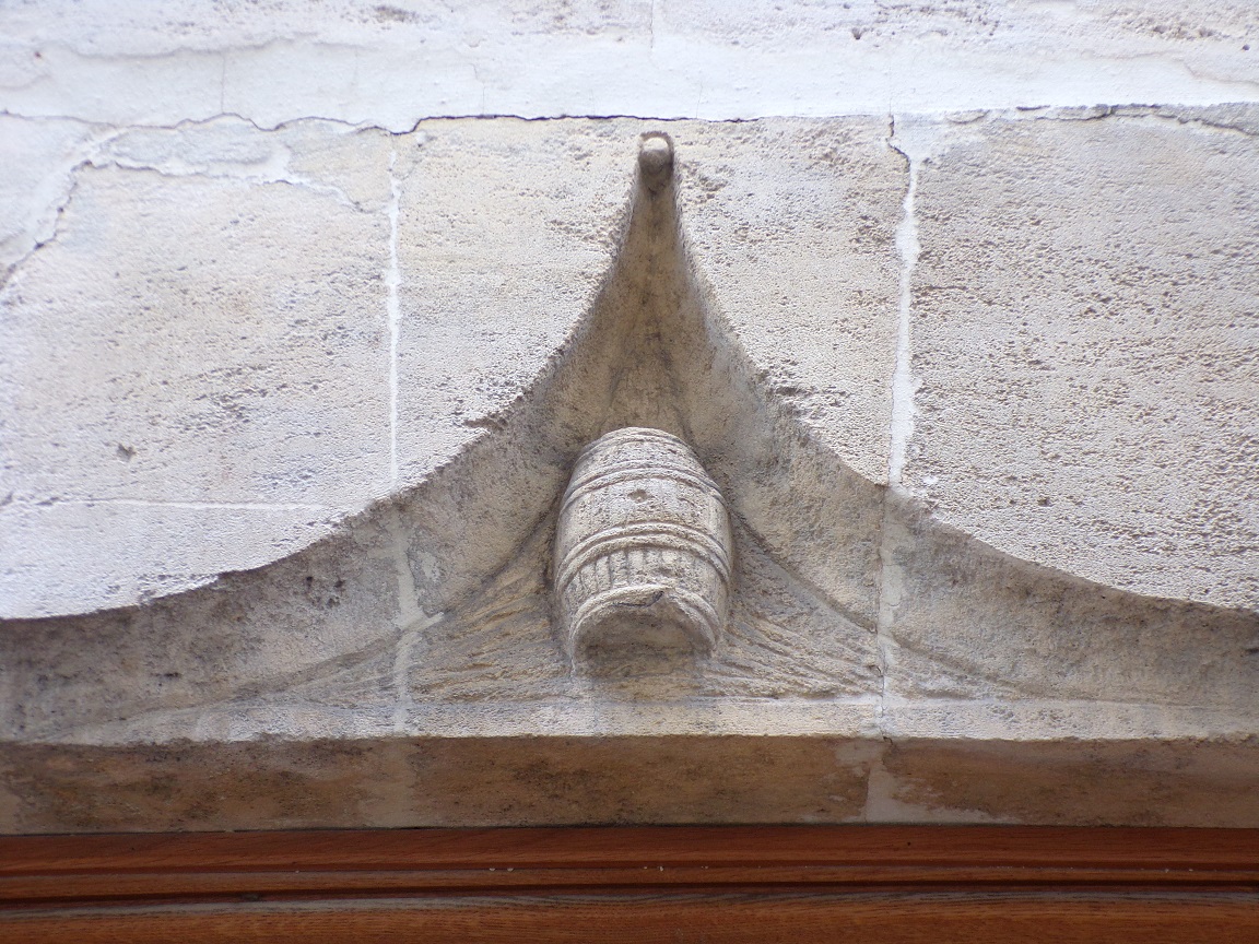 Maison 2-3, Tonneau au-dessus d’une porte -rue de l'Isle d'Or (22 février 2017)