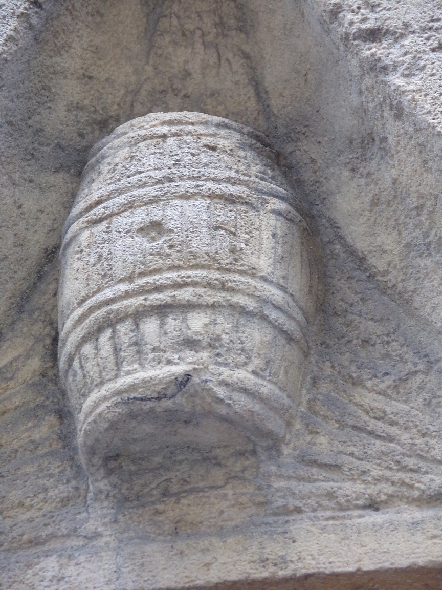 Maison 2-3, Tonneau au-dessus d’une porte -rue de l'Isle d'Or (22 février 2017)