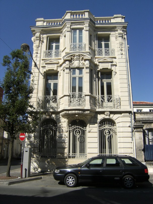 Maison, banque, avenue Victor Hugo (14 juillet 2015)