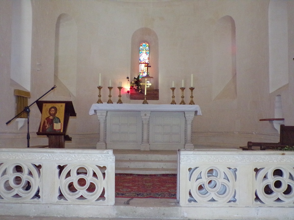 Cherves-Richemont - L'église Saint-Georges - L'autel (18 septembre 2016)