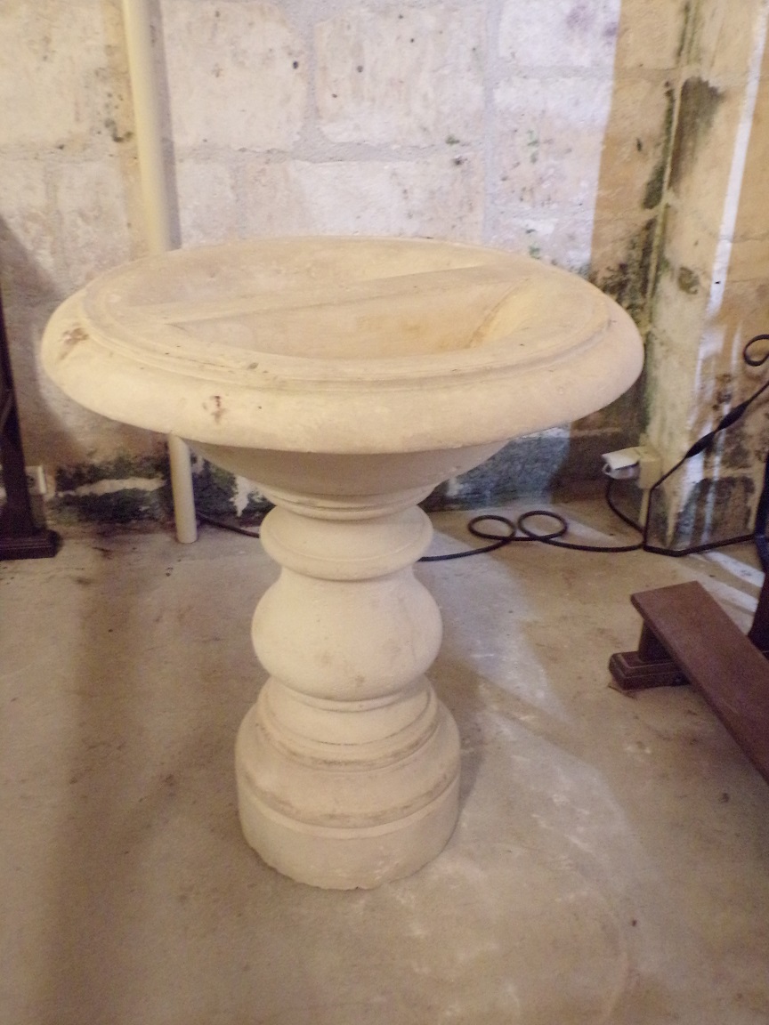 Saint-Même-les-Carrières - L'église Saint-Maxime - Fonts baptismaux (8 septembre 2016)
